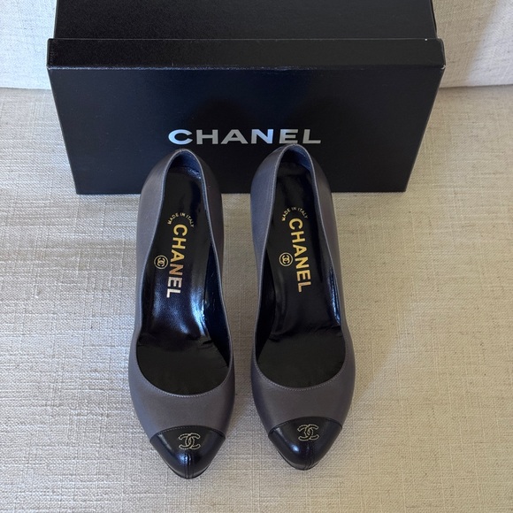 CHANEL Grey Black Leather Cap
Toe Pumps Size 6 1/2 - Picture 3 of 7